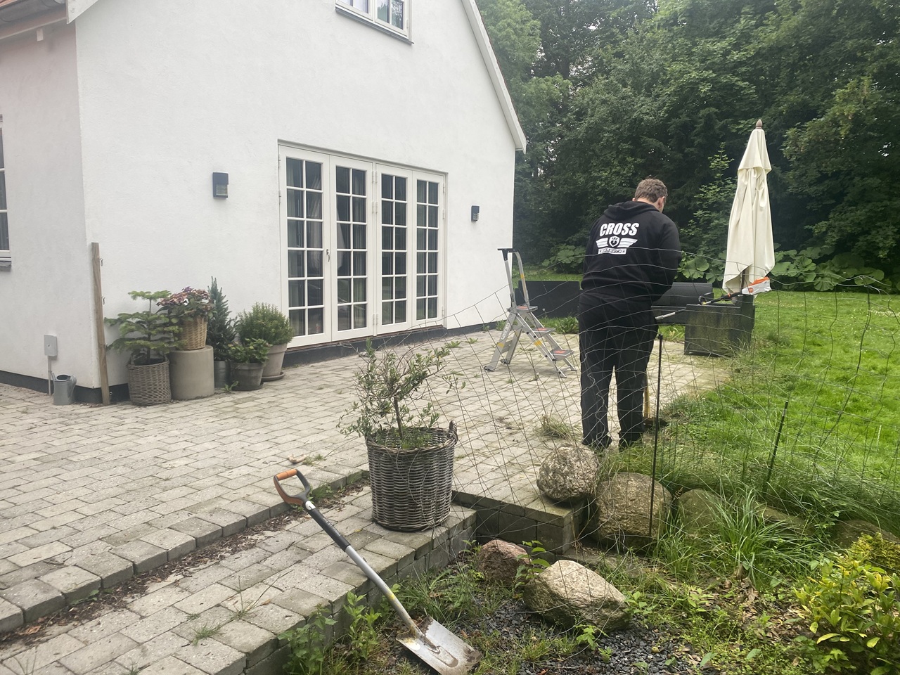 rensning-af-terrassefliser-og-oprydning-i-hoersholm-nordsjaelland-dansk-haveservice-