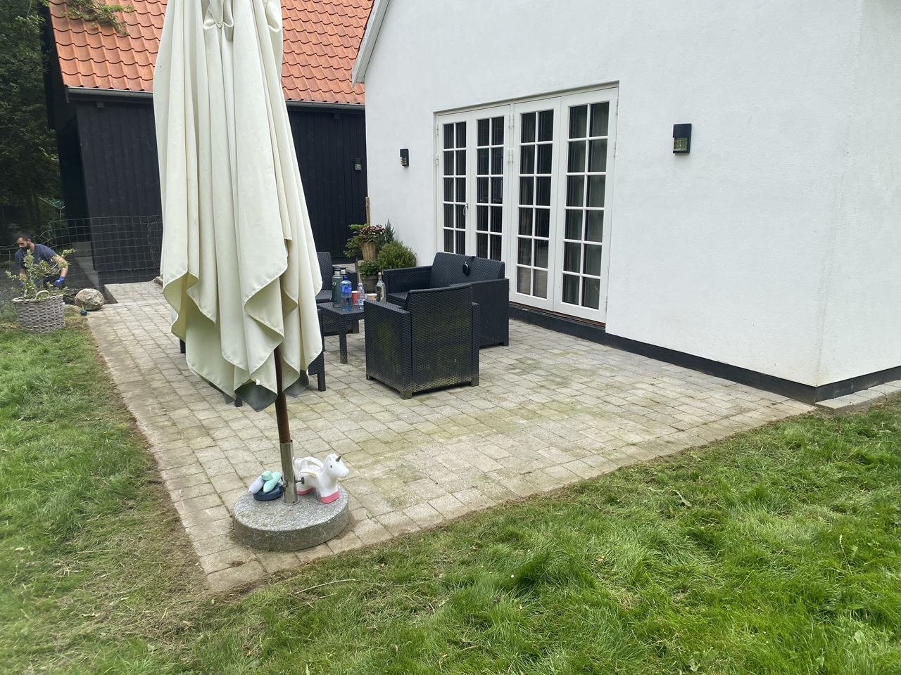 fliserens-og-beskaering-ved-terrasse-hoersholm-nordsjaelland-dansk-haveservice-