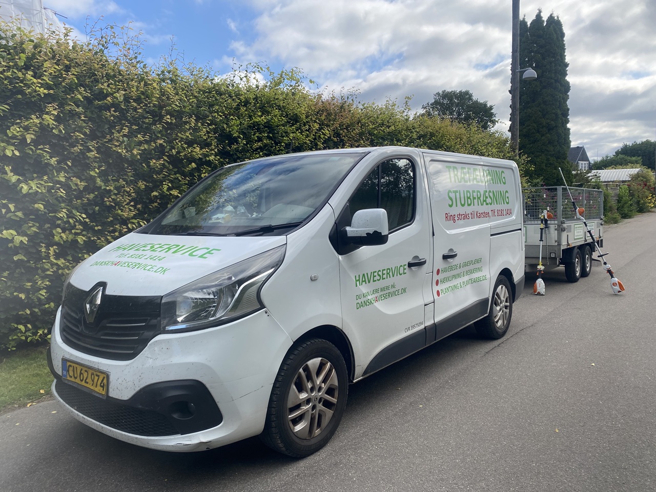 ankomst-til-opgaven-dragoer-bil-med-trailer-til-oprydning-