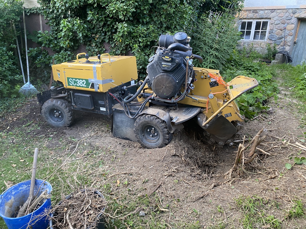 stubfraesning-godt-i-gang-fjernelse-busk-glumsoe-sydsjaelland
