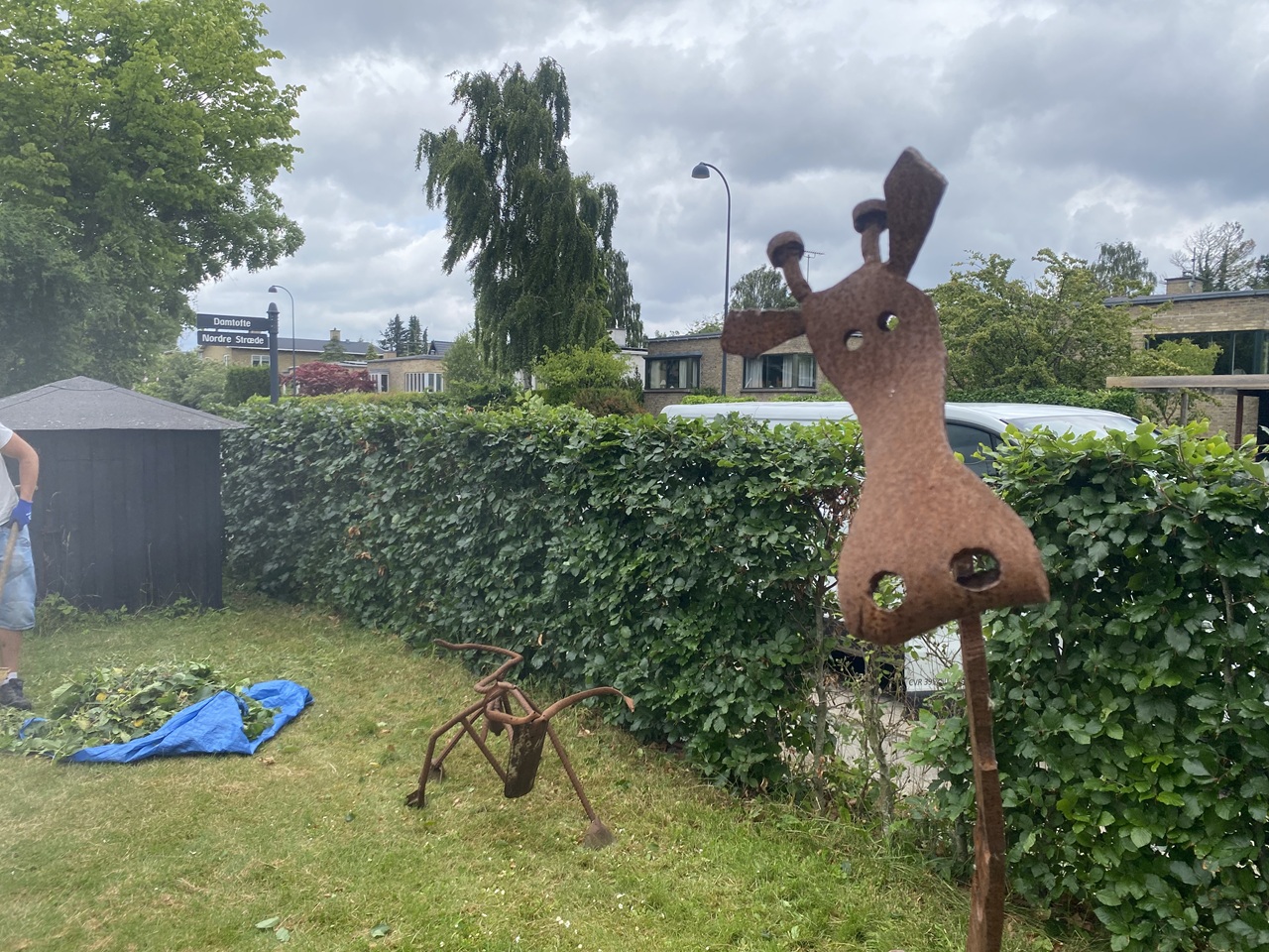 gartner-til-haekkeklipning-i-charlottenlund-haekkeklipning-blandt-dyreskulpturer--2025-06-23-13.47.52