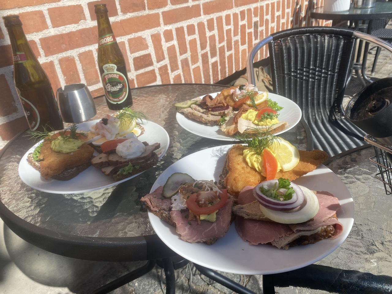 haandvaerkere-nyder-smoerrebroed-paa-artilleri-cafeen-efter-traefaeldning-i-njalsgade--1-2025-05-05-10.56.30