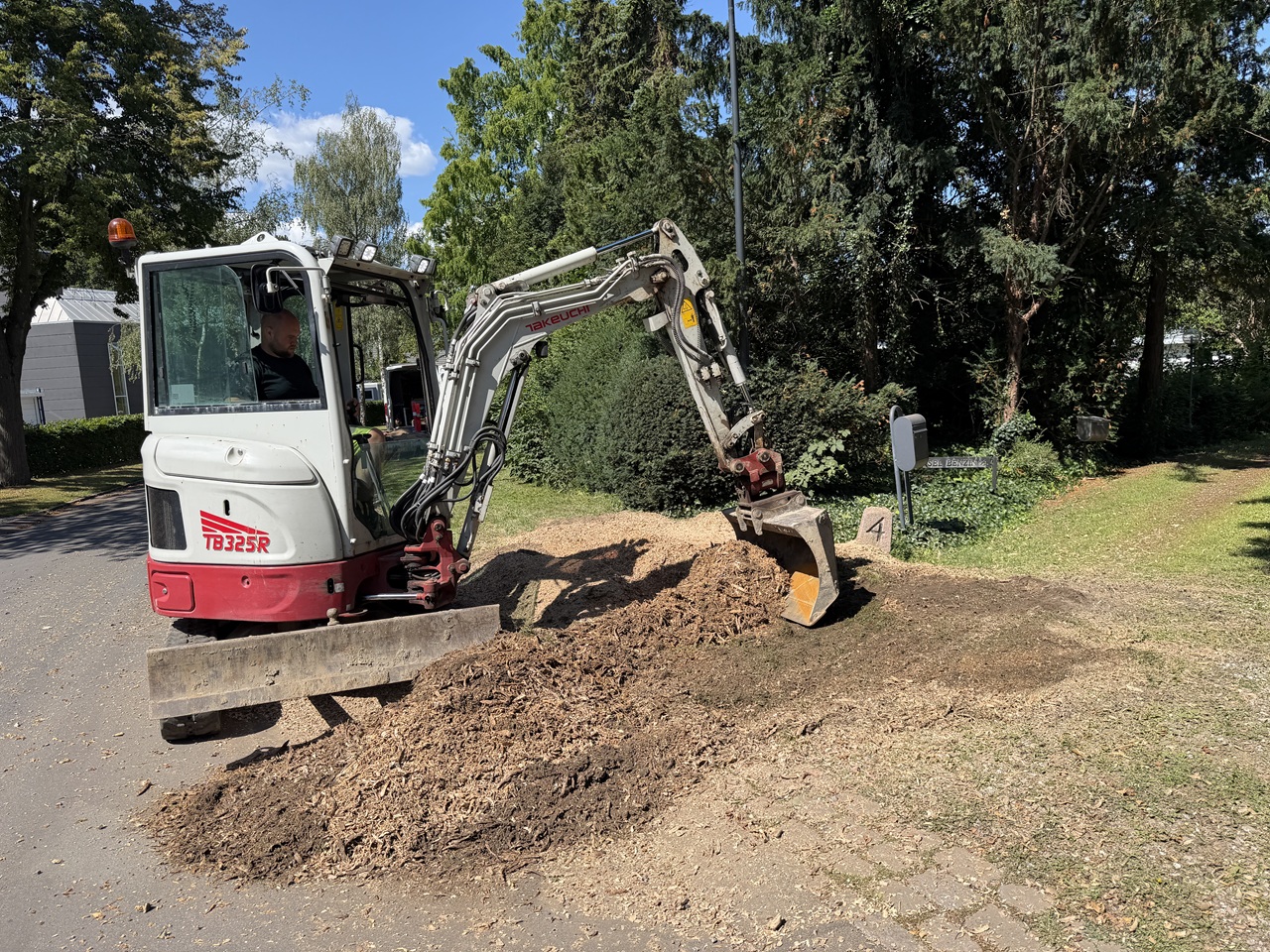 Minigraver kontrollerer resultatet efter stubfræsningen Stubfræsning-i-Ambassadekvarter-minigraver-kontrollerer-at-stubben-er-fjernet-i-Hellerup-2026-07-21 11.48.23