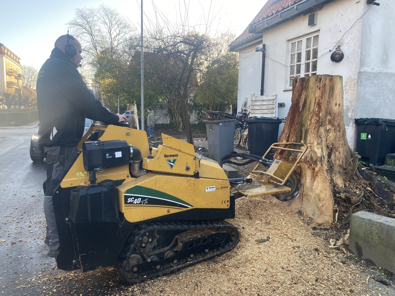 Professionel stubfræsning tæt ved villa på Frederiksberg stubfraesning-frederiksberg-professionel-stubfraeser-i-arbejde-2025-12-29 10.35.12