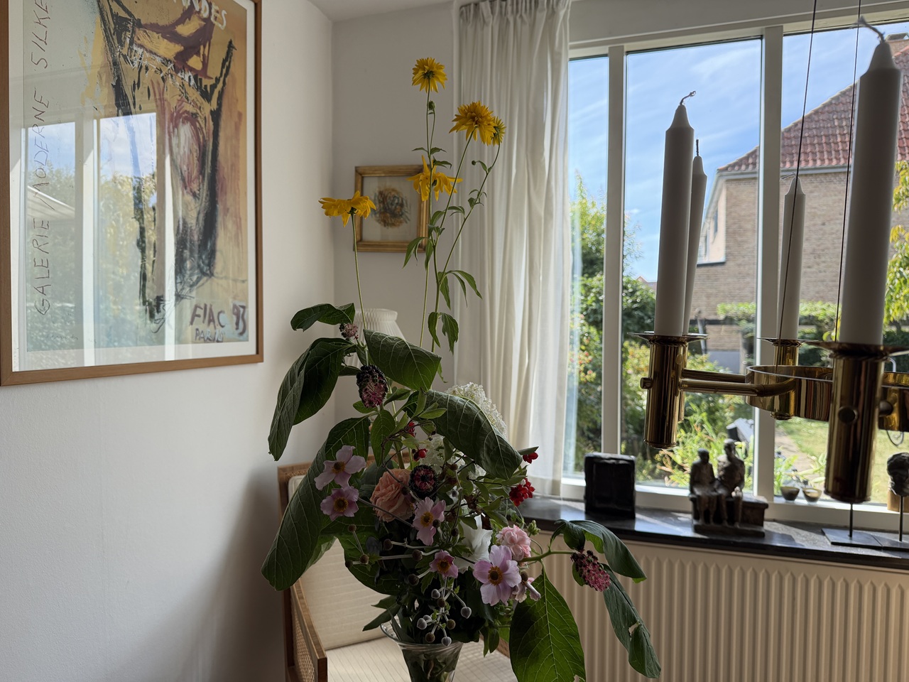 Buket lavet af blomster og plantemateriale fra kundens rækkehushave på Frederiksberg.