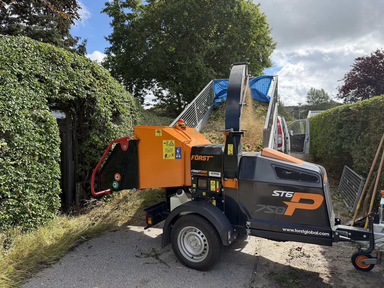 Flishugger i Frederiksværk under oprydning efter beskæring af træer og buske.