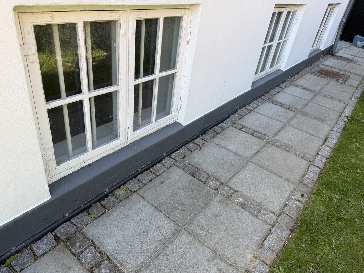 Belægning efter lugning Ren belægning langs villa efter lugning og oprydning i Valby.