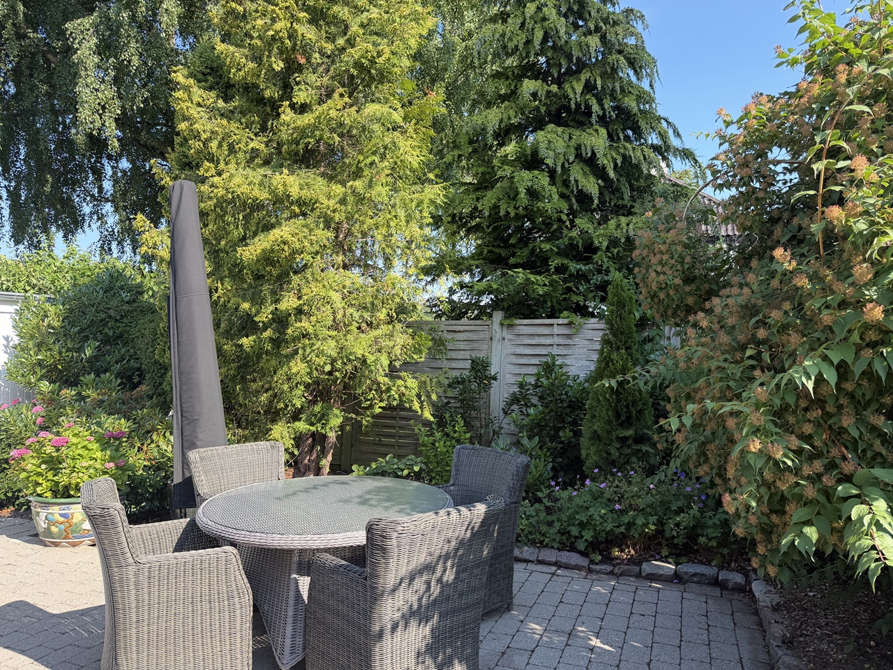Terrasse og beplantning i Holte efter rydning og omlægning af havebed.