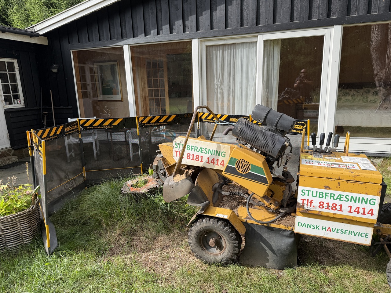 Stubfræsning ved sommerhus med afskærmning Afskærmning ved glaspartier under stubfræsning tæt på sommerhus i Karsemose
