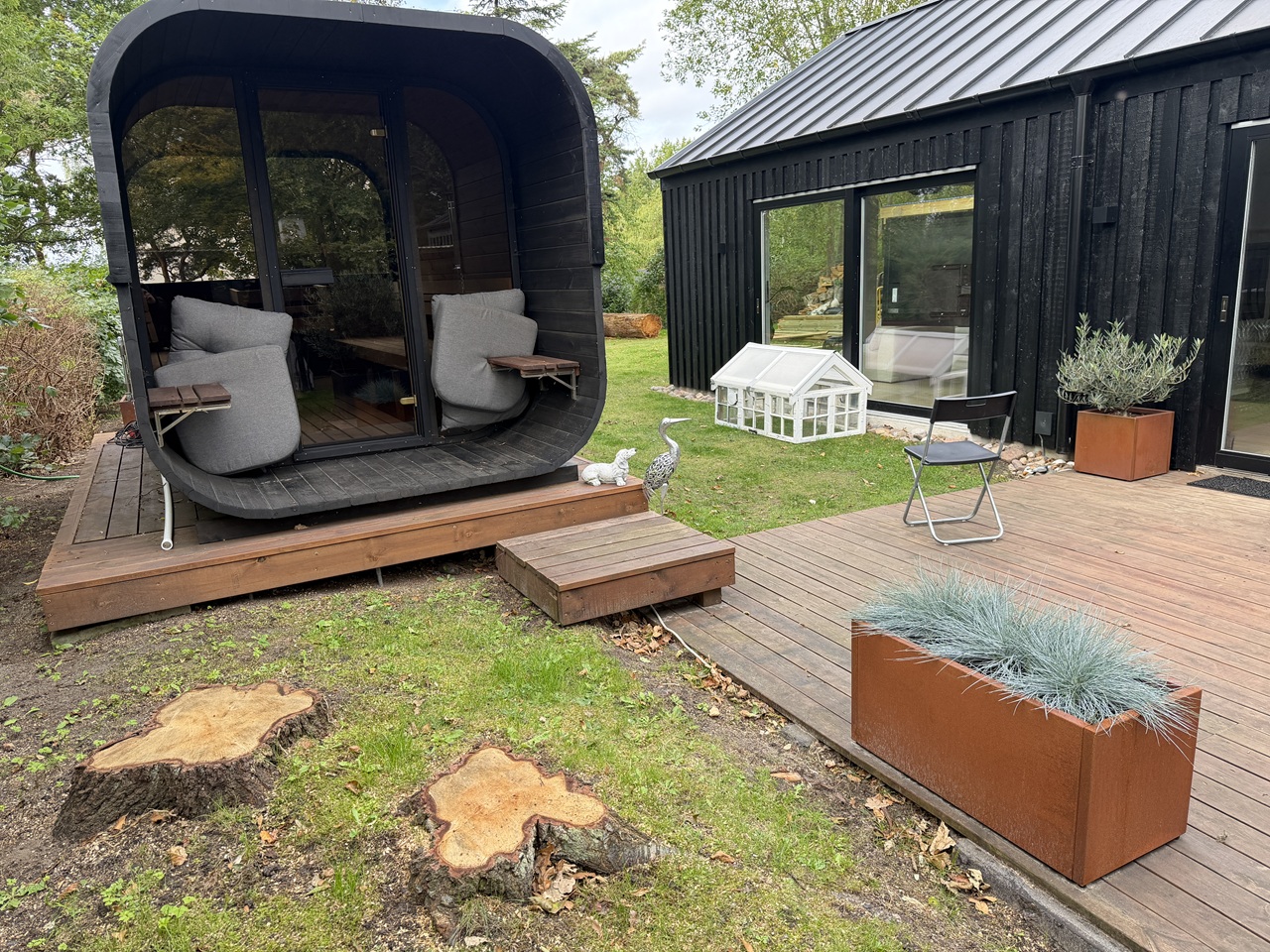 To store træstubbe ved terrassen foran et sommerhus i Lille Kregme, Frederiksværk.